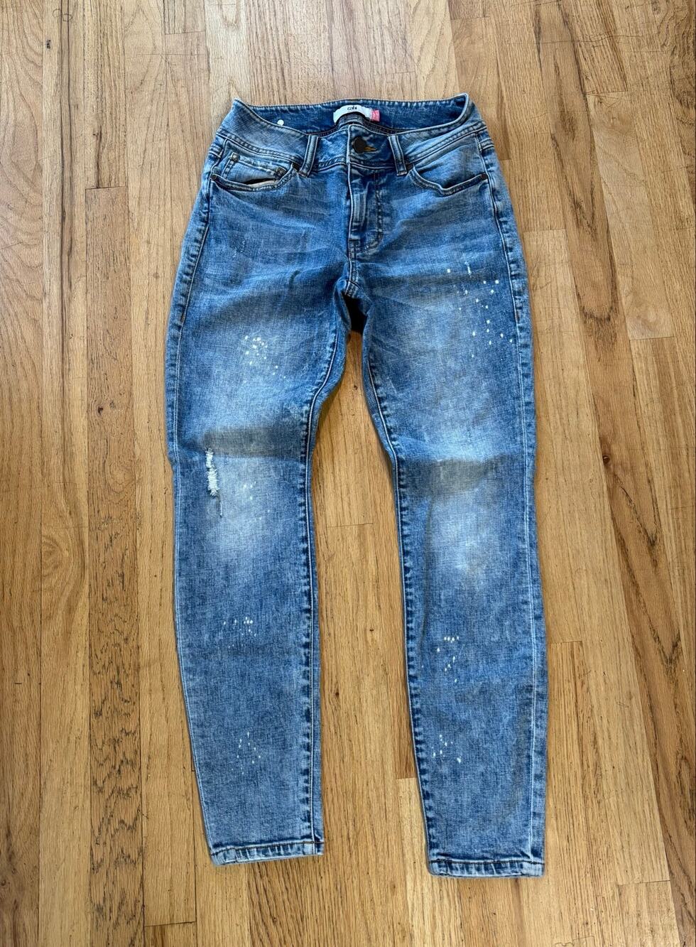 Women’s CAbi Distressed Cinch Skinny Stretch Jeans Bleached Light Wash, size 6